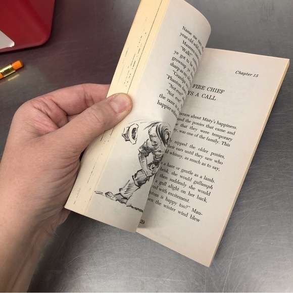 Misty of Chincoteague by: Marguerite Henry, paperback book - Picture 4 of 5